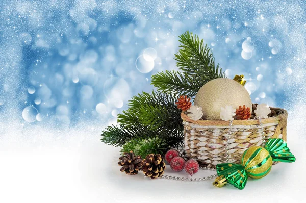 Weihnachten Hintergrund mit Baum, Kugeln, Weihnachtsdekoration — Stockfoto