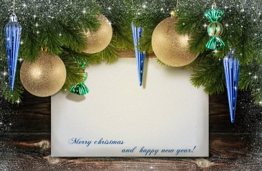 Noel dekorasyonları ahşap arka plan üzerinde bir Noel ağacı üzerinde