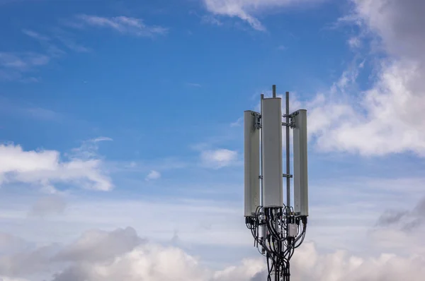 Mobilmast med blå himmel — Stockfoto