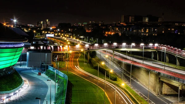 グラスゴーのカラフルな都市で夜の道路のタイムラプス ストック画像
