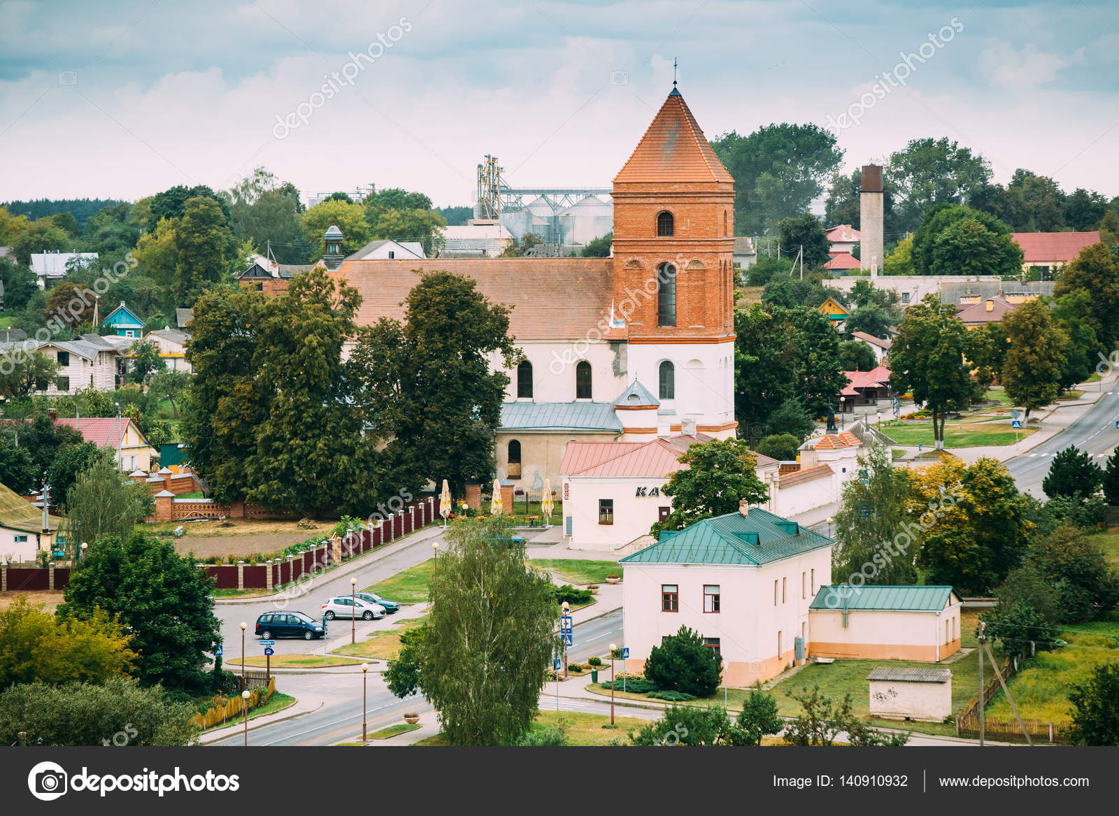 Mir, Weißrussland. Landschaft der Dorfhäuser und Saint ...