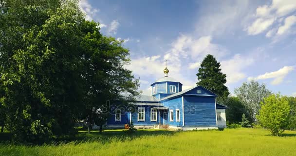 Golovintsy, distrito de Gomel, región de Gomel, Belarús. Antigua Iglesia Ortodoxa de Madera de la Protección de la Santísima Virgen, Iglesia de Intercesión en el soleado Día de Verano — Vídeo de stock