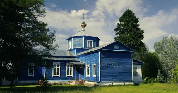 Golovintsy, distretto di Gomel, regione di Gomel, Bielorussia. Vecchia chiesa ortodossa in legno della protezione della Santa Vergine, Chiesa di intercessione al Sunny Summer Day — Video Stock