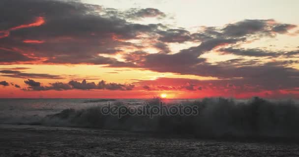 Сонце світить над горизонтом на заході сонця. Морські океанські хвилі У барвистий Сонячний Схід Небесні Вогні влітку увечері. Тепло в небі — стокове відео