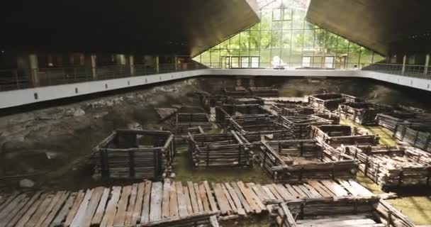 Brest, Belarus. Berestye Arkeoloji Müzesinde 13. yüzyılın Otantik Doğu Slav Ahşap Kasabası Arkeolojik Anıtı — Stok video