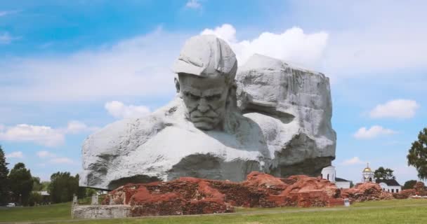 Brest, Weißrussland. Hauptdenkmal im Gedenkkomplex Brest Heldenfestung an einem sonnigen Sommertag — Stockvideo