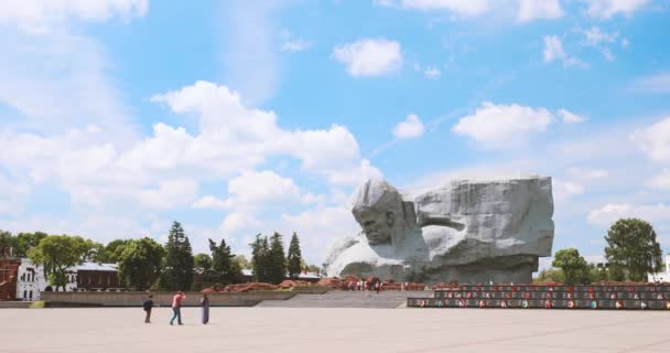 Brest, Belarus. Personnes marchant près du monument principal dans le complexe commémoratif Forteresse de héros de Brest Dans la journée ensoleillée d'été — Video