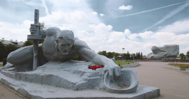Μπρεστ, Λευκορωσία. Γλυπτική σύνθεση Δίψα και κύριο μνημείο στο Φρούριο Brest Hero την καλοκαιρινή μέρα — Αρχείο Βίντεο
