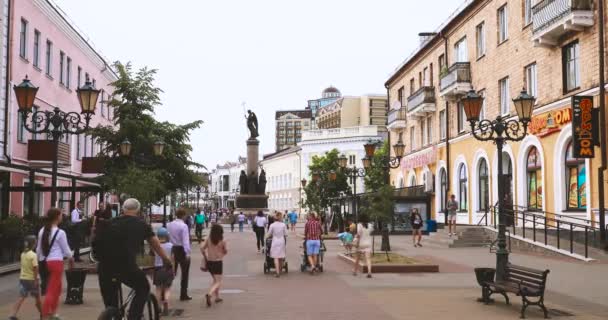 Brest, Bielorrusia. Personas que descansan caminando en la calle peatonal Sovietskaya en el día de verano . — Vídeo de stock