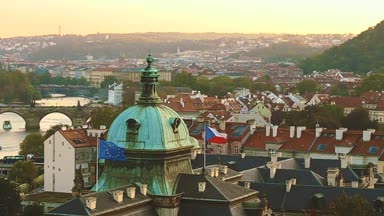 Prag, Çek Cumhuriyeti. Gün batımında panoramik şehir manzarası. Straka Akademisi, Prag 'daki Charles Köprüsü, Çek Cumhuriyeti. Vltava Nehri 'nde Zevk Gemisi Taşınıyor