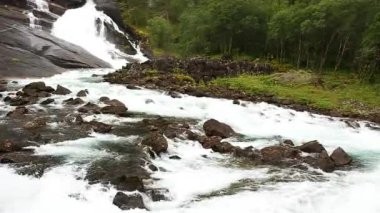 Şelale Vadisi, Norveç. Norveç 'teki Şelale Vadisi' nde Güzel Şelale. Husedalen Şelaleleri, Güney Fiyort 'taki dört dev şelalenin serisiydi.