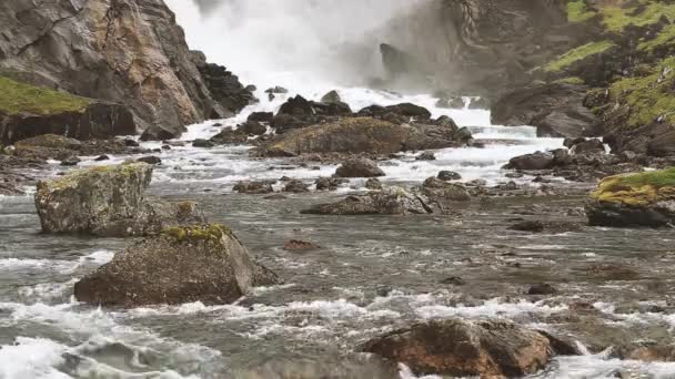 Údolí vodopádu, Norsko. Krásný vodopád v údolí vodopádů v Norsku. Husedalen vodopády byly série čtyř obřích vodopádů v Jižní Fjord — Stock video