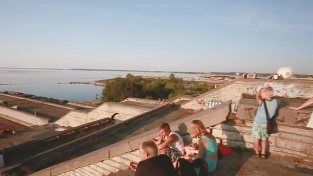Tallin, Estonia. Ludzie odpoczywają w Linnahall o zachodzie słońca w sezonie letnim. Linnahall jest byłym miejscem koncertu lub sportu. Znajduje się na przystani, tuż za murami Starego Miasta i był — Wideo stockowe
