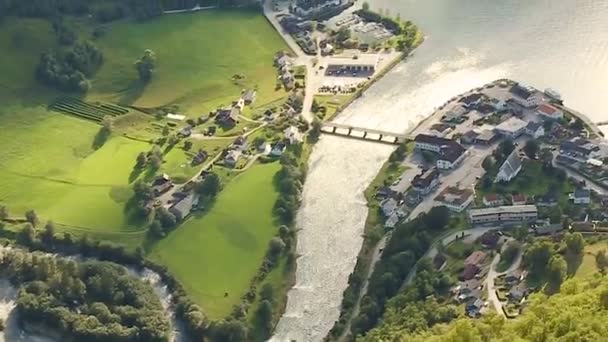 Aurlandsvangen. Noorwegen. Luchtfoto van kleine stad vanuit Stegastein standpunt in Aurlandsvegen, Noorwegen. Zonsondergang tijd in het zomerseizoen — Stockvideo