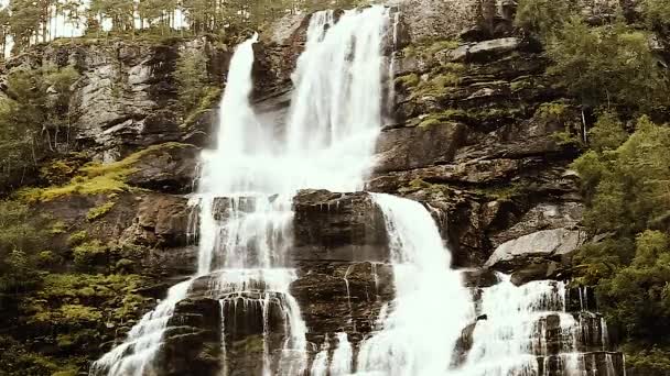 Cascata Valley, Norvegia. Cascata Tvindefossen è la più grande e più alta cascata della Norvegia, la sua altezza è 152 M. Famoso punto di riferimento — Video Stock