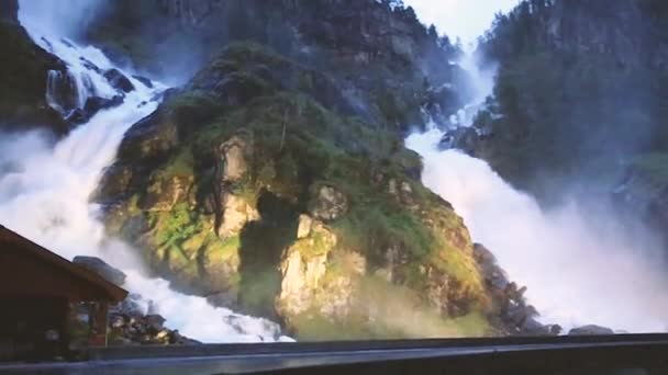 Noruega. Hermosa cascada famosa Latefoss o cascada Latefossen en Noruega. Increíble paisaje natural noruego — Vídeos de Stock