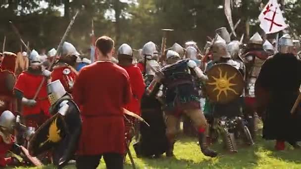 Historische Wiederherstellung ritterlicher Kämpfe auf dem Festival der mittelalterlichen Kultur. Ritter im Kampf mit Schwertern Traditionsturnier — Stockvideo