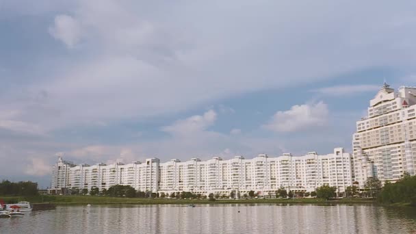 Minsk, Bielorrusia. Edificio en la parte antigua de Minsk, centro de Nyamiha, Nemiga Vista con el río Svisloch. La colina Trinity es el distrito más antiguo de Minsk - Trojeckaje Pradmiescie — Vídeos de Stock