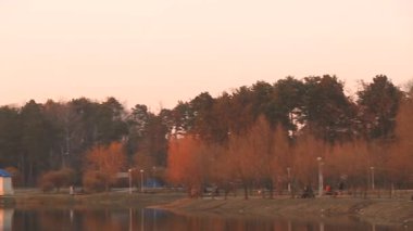 Gomel, Homiel Belarus. Gomel 'deki Aziz Alexander Nevsky Kilisesi, Homiel Belarus. Günbatımında Ortodoks Kilisesi ya da Sonbahar sezonunda Gündoğumu. Panorama