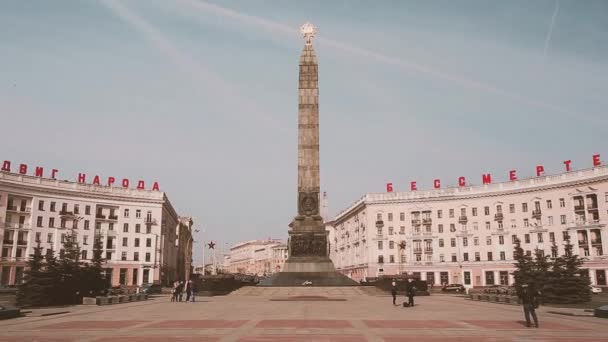 Minsk, Bielorrusia. Monumento con llama eterna en honor de la victoria de los soldados del ejército soviético y partisanos de Bielorrusia en la Gran Guerra Patria. Plaza de la Victoria en Minsk - Símbolo capital bielorrusa — Vídeo de stock