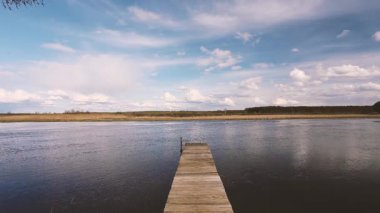 Akşamları ya da sabah saatlerinde gölün ya da nehrin sakin sularında eski tahta iskeleler. Orman diğer tarafta. Manzara. Doğa Arkaplanı