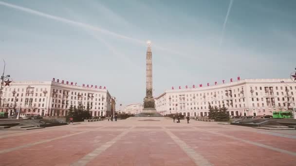 Minsk, Bielorrusia. Monumento con llama eterna en honor de la victoria de los soldados del ejército soviético y partisanos de Bielorrusia en la Gran Guerra Patria. Plaza de la Victoria en Minsk - Símbolo capital bielorrusa — Vídeos de Stock