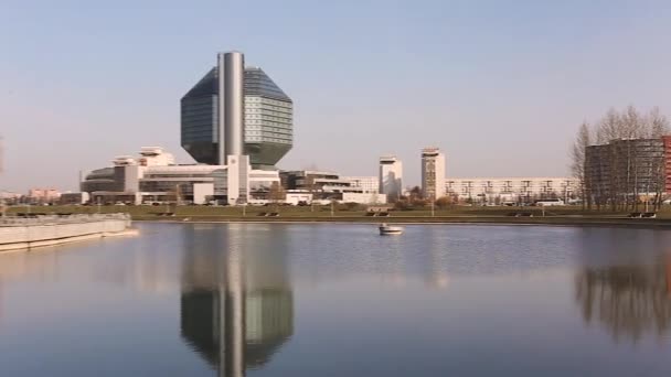 Minsk, Bělorusko. Budova Národní knihovny Běloruska v Minsku. Slavný symbol moderní běloruské kultury a vědy. Moderní architektura — Stock video