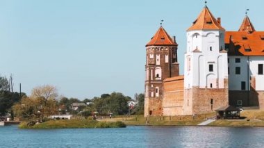 Mir, Belarus. Gölün Yanından Mir Kalesi Kompleksi 'nin Manzarası. Feodalizm Mimari Topluluğu, Antik Kültür Anıtı, UNESCO Dünya Mirası Alanı. Yazın Güneşli Gününün Altında Ünlü Tarihi