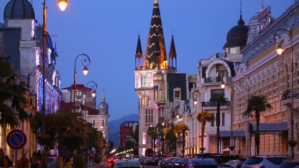 Batumi, Gruzie. Večerní pohled na budovu bývalé národní banky s orloj na náměstí Evropy — Stock video