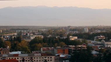 Kutaisi, Georgia. Güneşli bir sonbahar akşamında şehir manzarası. Pan, Panorama