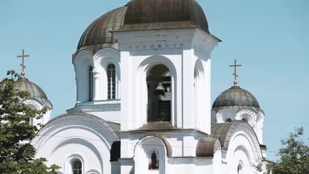 Polotsk, Belarus. Kutsal Haç ve Tanrı 'nın Dönüşümü Ortodoks Kilisesi ile Polotsk' un Aziz Euphrosyne Manastırı. Yakınlaş, Uzaklaş — Stok video