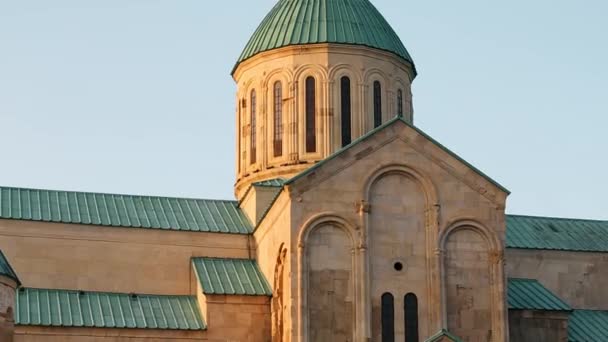 Kutaisi, Georgia. Antigua Muralla de la Catedral de Bagrati. UNESCO Patrimonio de la Humanidad. Monumento famoso, obra maestra de la arquitectura georgiana medieval — Vídeo de stock