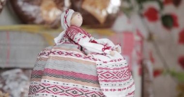 Rus Samovar, Belarus Halk Bebeği ile süslenmiş. Masa Rolls, Baranki, Bun, Ekmek ve Turta. Geleneksel Rus Çay İçme