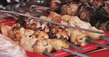 Izgarada marine edilmiş Kafkasya Barbekü Et Şiş Şiş Kebap Domuz Etli Izgara Metal Şiş. Sokak Yemeği