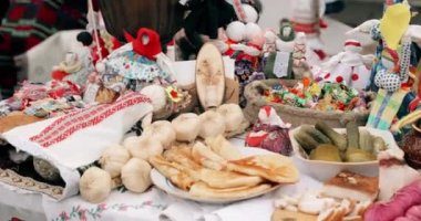 Geleneksel Belarus mutfağı. Krep. Geleneksel Doğu Slav Ulusal Bayramının Geleneksel Halk Kutlamasının Özniteliği. Kış Bahar Tatili. Beyaz Rusya Halk Bebekleri