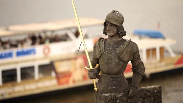 Praga, República Checa. Estatua del Caballero Bruncvik en el Puente de Carlos. Monumento famoso — Vídeo de stock