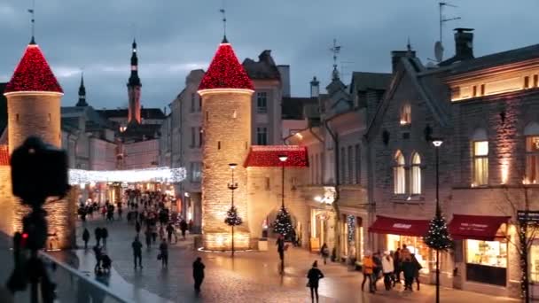 Tallinn, Estland. Fotografieren des berühmten Wahrzeichens Viru Gate in der Straßenbeleuchtung am Abend Illumination. Weihnachten Weihnachten Neujahr Urlaub Urlaub in der Altstadt