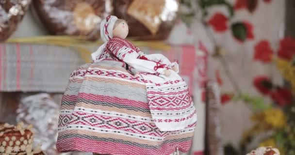 Російський Самовар декорований білоруською народною лялькою. Стіл з роликами, Баранкі, Бан, Хліб і Пі. Традиційне російське пиття чаю — стокове відео