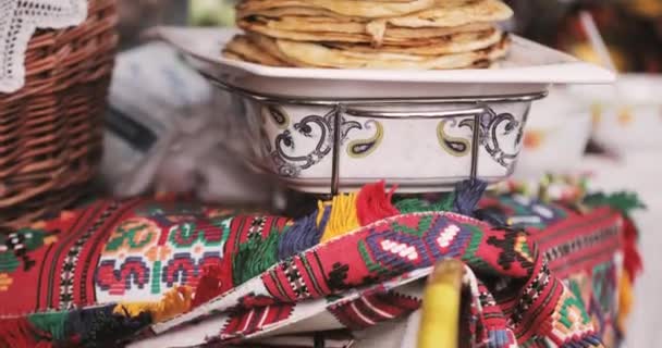 Tradiční běloruská kuchyně - palačinky. Atribut tradiční lidové oslavy tradičního východoslovanského národního svátku Maslenitsa. Zimní jarní prázdniny — Stock video