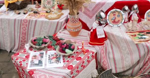 Samovar ruso y muñecas folclóricas bielorrusas. Mesa con Baranki. Té tradicional ruso Beber — Vídeos de Stock