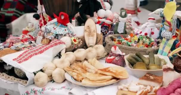 Cocina tradicional bielorrusa - Panqueques. Atributo de la celebración folclórica tradicional de la fiesta tradicional eslava oriental Maslenitsa. Vacaciones de primavera de invierno. Muñecas populares bielorrusas — Vídeos de Stock