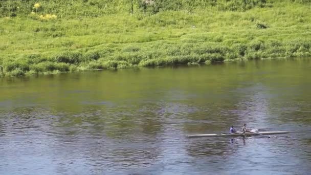 Gente remando remos en kayak en el río, entrenamiento — Vídeos de Stock