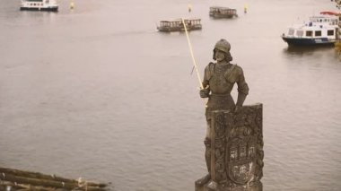 Prag, Çek Cumhuriyeti. Charles Köprüsü 'ndeki Şövalye Bruncvik Heykeli. Meşhur Tarihi Yer