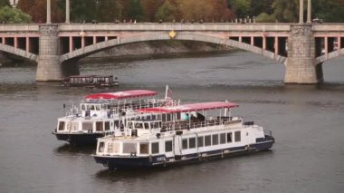 Prag, Çek Cumhuriyeti. Manes Köprüsü ve Vltava Nehri 'nin Sonbahar Günü manzarası. Vltava Nehri 'nde yüzen tekneler ve gezi gemileri.