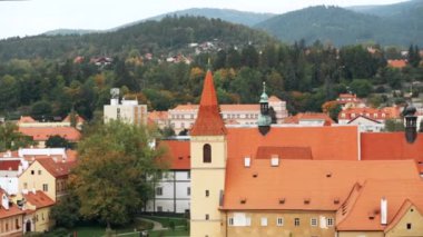 Cesky Krumlov, Çek Cumhuriyeti. Cityscape 'teki manastırlar. Kızıl yıldızlı Haç Şövalyeleri Manastırı 'nın büyük kompleksi. Eski Minorite Manastırı