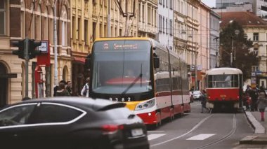 Prag, Çek Cumhuriyeti. 9 numaralı halk tramvayı Holeckova Caddesi 'nde ilerliyor.