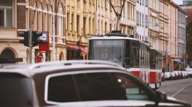 Prag, Çek Cumhuriyeti. Public Old Retro Vintage Tramvay No: 15 Holeckova Caddesinde Taşınıyor