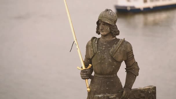 Praga, República Checa. Estatua del Caballero Bruncvik en el Puente de Carlos. Monumento famoso — Vídeo de stock