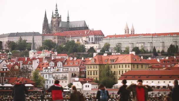 Praga, República Checa. Turistas pessoas andando na cidade com o Castelo de Praga e Catedral Metropolitana de São Vito, Venceslau e Adalberto no fundo.. Património Mundial da UNESCO — Vídeo de Stock