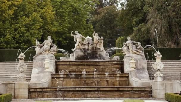 Český Krumlov, Česká republika. Stará fontána v zámecké zahradě na podzim